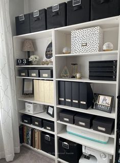 Is your home office a tidy space you enjoy working in, or is it cluttered? Check out these brilliant ways to organize your office supplies! Small Office Organization, Ways To Organize, Home Organisation, Craft Room Office, Home Office Setup, Home Office Space, Office Setup, Home Office Organization