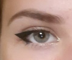 Eyeliner Without Mascara, Eyeliner For Small Eyelids, Round Eye Eyeliner, Eyeliner Doe Eye, Kawaii Eyeliner, Round Eyeliner, Normal Eyeliner, Dog Eyeliner, Small Eyes Makeup