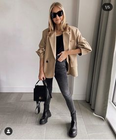 Classy Blazer Outfits, Beige Blazer Outfit, Old Youtube, Lydia Tomlinson, Look Kylie Jenner, Outfit Botas, Fall Boots Outfit, Style Casual Chic, Blazer Outfits For Women