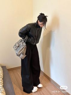 Black Zip Up Jacket Outfit Aesthetic, Fashion Aesthetics, Kpop Fashion Outfits, Fancy Outfits, Winter Fashion Outfits