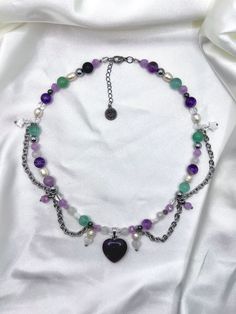 Diese wunderschöne Kette ist aus folgenden authentischen Kristallen gefertigt worden und passt perfekt als Valentinstagsgeschenk 💕: 💜 Verschiedene Amethystperlen 💜 Bergkristallperlen 💜 Hämatitperlen 💜 Fluoritperlen 💜 Süßwasserperlen + Muscheln 💜 Glasperlen Der Anhänger ist ein Amethyst Herz 💜 Die Kette ist zu 100% aus Edelstahl gefertigt Die Länge ist verstellbar und beträgt: 40-45 cm Cute Purple Beaded Necklace, Cute Handmade Purple Necklaces, Purple Heart Jewelry With Colorful Beads, Purple Heart-shaped Jewelry With Colorful Beads, Whimsical Purple Beaded Jewelry, Cute Purple Heart Beads Jewelry, Gift Jewelry With Colorful Beads And Amethyst, Gift Jewelry With Colorful Amethyst Beads, Cute Handmade Purple Jewelry