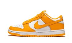 Après la Dunk Low Photon Dust et la Green Glow, la marque au Swoosh nous propose un nouveau coloris parfait pour se pavaner au soleil.La Nike Dunk Low Laser Orange se pare d'une base en cuir blanc, simplement rehaussée de superpositions d'un jaune vif, du swoosh central au mudguard en passant par le talon et les oeillets. Des lacets jaunes, une semelle en caoutchouc assortie et une outsole jaune viennent peaufiner la silhouette.Avec des déclinaisons fortes en couleurs, Nike place la Dunk Low com Womens Dunk Low, School Pack, Force One