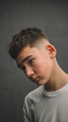 Мужские стрижки короткие l Мужские стрижки 2020 короткие  l Men haircut short. Ещё больше крутых стрижек смотрите в нашем профиле! Cool Short Mens Haircut, Boy Hair Styles Short, Mans Haircut Short, Short Hair Styles For Boys, Short Hair Men Haircuts, Very Short Haircut Men, Hair Styles For Short Hair Men, Short Haircut Man, Bald Hairstyles Men