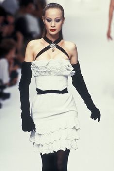 Characters Inspiration, 90s Models, Chanel Haute Couture, Runway Dresses, Vintage Couture, Couture Runway