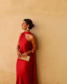 Vestido Midi Rojo Asimétrico con Lazada al Cuello | Invitadas THE-ARE Red Satin Dress Outfit, Red Wedding Guest Dresses, Satin Dress Outfit, Elegant Red Dress, Red Satin Dress, Red Wedding Dresses, Red Midi, Red Bridesmaid Dresses, Elegant Red