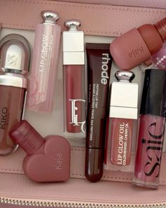 Lip Makeup Aesthetic, Lipstick Shades Pink, Fall Lippies, Autumn Lipstick, Lip Gloss Aesthetic, Lipstick Brown, Realistic Wishlist, Lips Essentials