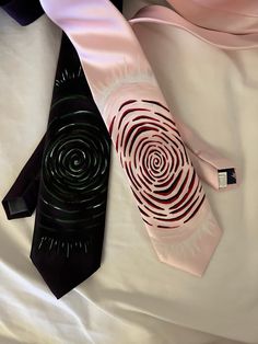 Custom hand-painted ties. Painted on a smooth microfiber cloth, very comfortable to wear. This vibrant tie is painted with acrylic paints and is non-washable!! Neckties Size: 58''x 3.35''. Perfect for any event, wedding, bachelor, prom, or just if you're into fashion.  Please feel free to message me with any questions! Thank you<3 Weird Fashion Men, Paint Clothes Ideas, Design Clothes Ideas, How To Tie A Tie, Tie Upcycle, Funky Ties, Paint On Clothes, Tie Aesthetic, Customizing Clothes