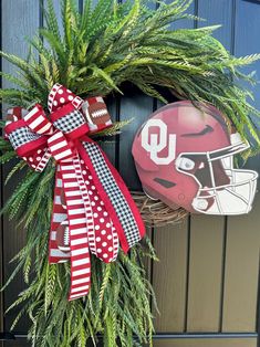 Show off your spirit with this Oklahoma University fan's decor. This  OU Sooner Sports vibrant Wreath. Perfect for game days, tailgates, or hanging proudly in your home all year round. Would look great in the Man Cave as well. Its Handcrafted with care and attention to detail, this wreath is a must-have for any die-hard Sooner fan. Get ready to cheer on your team in style with this one-of-a-kind  Unique sports wreath! Finished arrangement measures approx. 26" wide x 34" long on a natural 18" gra Superbowl Party Decorations, Sports Wreath, Oklahoma University, Diy Wreath Bow, Themed Home Decor, Ou Sooners, Sports Wreaths, Football Wreath, Boomer Sooner