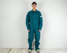 "Special Sanfor Vintage Men 2XL Crispy Tuff Work Boilersuit Jumpsuit EU 56 Overalls Green Workwear Coveralls Utility Chore Worker Cotton Size: Men's EU 56, approx 2XL, please check the measurements! Condition: Good used condition. Colour: Green (Due to the quality differentiation between different monitors, the picture may not reflect the actual color of the item) Material: 100% Cotton. Weight: 1375 g. Model in pictures usually wears size Large and is 6'1 ft (186 cm) tall. Measurements: Chest (armpit to armpit) 26\" or 66 cm Shoulders (from seam to seam) 21 2/3\" or 55 cm Sleeve (from armpit to sleeve cuffs) 20 4/5\" or 53 cm. Waistline 39 2/5\" or 100 cm Inside leg: 33 1/4\" or 84.5 cm Length (top of overalls to crotch): 38 3/5\" or 98 cm Please take a look at my other items! Shipment Ori Vw Arteon, Mens Overalls, Boiler Suit, Vintage Clothing Men, Fashion Costume, Vintage Accessories, Vintage Men, Work Wear, Vintage Outfits