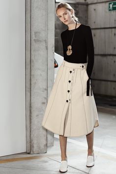 See the complete Sportmax Resort 2017 collection. Rok Midi, Resort 2017 Fashion, 2000 Fashion, Fashion 2017, Fashion Wear, Primavera Estate, Fashion Trend, Look Fashion