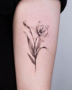 a black and white photo of a flower on the right thigh, with an arrow in the middle