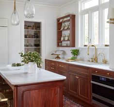 classic english style kitchen design with open shelving, no upper cabinetry, dark wood lower cabinets and large kitchen island Mahogany Kitchen, Colorful Eclectic Home, No Upper Cabinets, Chicago Interior Design, Bathroom Decor Luxury, Mudroom Design, English Decor, Walnut Cabinets