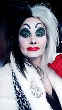 Plus Size Cruella Deville Costume, Cruella Deville Pumpkin, Easy Cruella Deville Costume, Cruella Deville Costume Makeup, Maquillage Cruella, Cruella Deville Makeup Halloween, Scary Doll Makeup, Cruela Devil