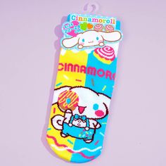 Put on this pair of super kawaii socks before wearing your shoes! It's illustrated with Cinnamoroll wearing a dapper outfit while holding up a yummy donut. One size fits most (women’s sizes): 22-24 cm / US 5-8 / EUR 35-38.5 Kuromi Clothes, Donut Socks, Kawaii Socks, Dapper Outfit, Yume Kawaii, Travel Umbrella, Super Kawaii, Best Candy, Diy Candy