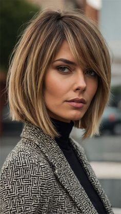 The tousled short bob in this picture exudes a carefree spirit while maintaining an edge. The dark roots transitioning into lighter ends create a depth that enhances the hairstyle’s overall texture. This is a perfect example of sleek hairstyles for short hair down, where movement and a touch of messiness result in a look that’s both chic and easy to maintain. Blond Bob With Dark Roots, Bob Haircut For Thick Hair, Short Dark Blonde Hair, Sleek Short Hair, Κούρεμα Bob, Chin Length Haircuts, Hair Goal, Bench Storage