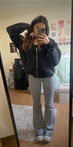 What to wear with flare leggings for school.. buy your grey flare leggings from here ⬇️ Outfits With Grey Leggings Flare, Leggings And A Sweater, Target Flare Leggings, Outfit With Grey Flared Leggings, How To Style Gray Flare Leggings, Fold Over Flare Leggings Outfit, How To Style Grey Flared Leggings, Ribbed Flared Leggings Outfit