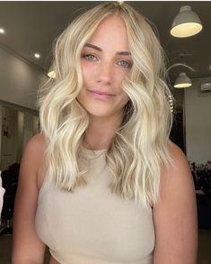 Blonde On Medium Length Hair, Short To Medium Haircuts Blonde, Medium Length Cool Blonde Hair, Below Shoulder Length Hair Blonde, Short Preppy Hair, Shoulder Length Blonde Highlighted Hair, Mid Length Blonde Haircuts, Collarbone Length Hair Blonde Balayage, Summer Hair Shoulder Length