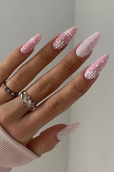 This pin is all about winter nails, winter nails 2023 trends, winter nails 2023 trends gel, winter nails acrylic, winter nails inspiration, winter nails 2023 trends acrylic, winter nails 2023, winter nails 2023 trends gel short, winter nails designs, winter nails 2023 trends short, Snow Nails, December Nails, Christmas Gel Nails, Almond Nails Designs, Festival Nails, New Year's Nails, Nail Polishes