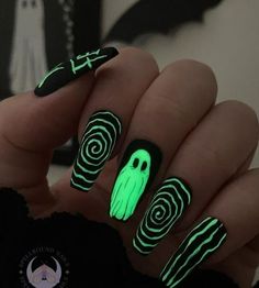 Get ready for spooky season with these Halloween nail designs that will level up your costume game! From classic jack-o'-lanterns to creepy cobwebs, this tutorial will show you how to create the perfect manicure for the scariest night of the year. Whether you're a beginner or a nail art pro, these designs are sure to impress at any Halloween party. Ongles Goth, Men Nail, Horror Nails, Holloween Nails, Dark Nail, Halloween Acrylic Nails, Goth Nails, Colorful Nails, Grunge Nails