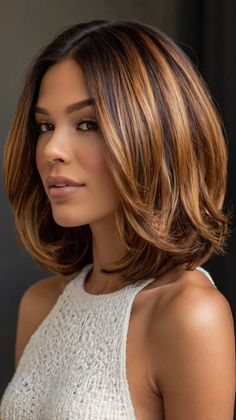 Top Benefits of Choosing Melena Bob Reflejos Rubios ☀️ Wise Wizard, Melena Bob, Thick Hair Cuts, Short Dark Hair, Crop Hair, Layered Haircuts For Medium Hair, Chin Length Hair, Brown Hair With Blonde Highlights, Medium Short Hair