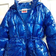 New Levi's Women's M Quilted Megan Hooded Puffer Jacket In Polished Royal Blue Only Worn Twice Front Zipper Closure Attached Hood W/Adjustable Drawstring Polished Iridescent Out Shell Cinched Waist Drawstring Two Front Snap Pockets W/Side Entry Leve's Logo On Chest Levi's Red Tab Logo At Lower Left Filled With Down Alternative Insulation For Ensured Warmth Shell: 100% Nylon Lining: 100% Polyester Filler: 100% Polyester Exterior: 100% Nylon Machine Wash Cold With Like Colors Casual, Outwear, Outd Levi's Fitted Outerwear For Cold Weather, Blue Hooded Puffer Parka, Fitted Blue Outerwear With Detachable Hood, Winter Blue Parka With Drawstring Hood, Blue Winter Parka With Drawstring Hood, Hooded Blue Puffer Jacket For Fall, Levi's Blue Outerwear For Fall, Levi's Blue Outerwear With Pockets, Levi's Blue Spring Outerwear