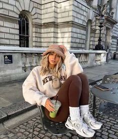 What To Wear With Brown Pants Female [2023]: 50+ Elevated Brown Pants Outfit Ideas To Copy Brown Leggings Outfit, How To Style Brown Pants, Brown Pants Outfit, Outfits Leggins, Trendy Overalls, Look Legging, Thanksgiving Outfits, Perfect Thanksgiving