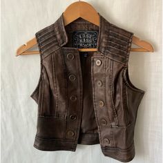 Sleek Style Vintage Vest Is Definitely A Unique Style Amazing Look As It Accents Waist Line. Womens Leather Vest, Steampunk Vest Women, Diy Leather Vest, Modern Steampunk Fashion, Grunge Vintage Outfits, Leather Vest Outfit, Vintage Vests, Brown Leather Vest, Punk Vest