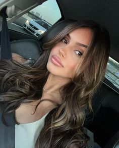 Caramel Highlights On Dark Hair, Rich Brown Hair Color, Highlights On Dark Hair, Mode Zara, Gorgeous Hair Color, Bouncy Hair, Dark Hair With Highlights, Hairstyles For Layered Hair