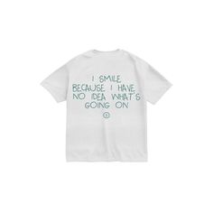 This unisex oversized t-shirt is perfect for those who like to approach life with lightness and a pinch of irony. Made of soft white cotton, it features a minimalist print on the back with the words "I smile because I have no idea what's going on" in a simple and casual font, accompanied by a small stylised logo. The oversized cut, with dropped shoulders and a relaxed fit, makes it a versatile and trendy garment, ideal for a casual and streetwear look. Wear it to express your carefree spirit and White T-shirt With Funny Text For Streetwear, Minimalist Graphic Print T-shirt With Short Sleeves, Minimalist Short Sleeve T-shirt With Graphic Print, Minimalist Graphic Print Short Sleeve T-shirt, White Slogan T-shirt Oversized, Oversized White Slogan T-shirt, Minimalist Short Sleeve Letter Print T-shirt, Simple White T-shirt With Text Print, Casual Fonts