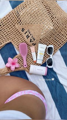 Aesthetic beach essentials, get your glossier products clicking the link ! Sophie Vibes, Preppy Basics, Dubai Beach, Summer Picture Poses, Summer Life, Photographie Inspo, Foto Casual, Bag Essentials, Beach Essentials