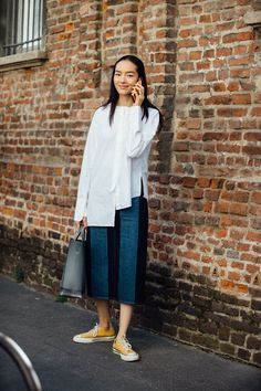 Model Fei Fei Sun's Everyday Style Is All About Elevated Basics Josephine Le Tutour, Green Denim Jacket, Denim Skirt Fashion, Denim Street Style, Long Skirt Fashion, Denim Skirt Outfits, Long Denim Skirt, Moda Paris