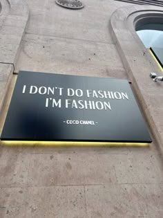 a sign on the side of a building that says i don't do fashion, i'm fashion