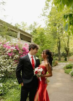 Prom Dresses Dark Hair, Black Prom Theme Couples, Hoco Boyfriend Pictures, Prom Poses With Bf, Formal Pics With Boyfriend, Prom Bf And Gf, Red Prom Pictures, Prom Pictures Couples Poses Pic Ideas, Formal Dance Photo Ideas