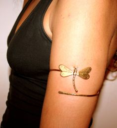 * AVAILABLE FEDEX EXPRESS SHIPPING UPGRADE 3-5 WORKING DAYS * Handmade Dragonfly Upper Arm Cuff made of Brass or German silver. Using the best quality materials these come in a variety of Sizes which are also adjustable. * PLEASE be sure to select your desired size in available options, or leave the measurement of your arm upon purchase. Place your arm at your side, measure the circumference of your arm where you would like your armband to sit * They are easy and simple to use and can be worn as Gold Resizable Cuff Bracelet Gift, Gold Adjustable Cuff Bracelet, Upper Arm Cuff, Upper Arm Cuffs, Arm Cuff, Dream Jewelry