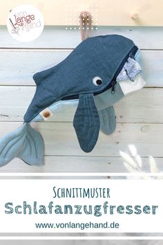 a stuffed dolphin is hanging from the side of a wooden wall with text overlay that reads, schnitzmuster schlafanzugfresser