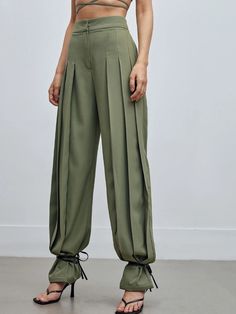 Pantalones de pierna recta fruncido | Mode de Mujer | SHEIN España Tops For Cargo Pants Women, Edgy Pants, Army Outfit, Funky Pants, Conceptual Fashion, Cargo Pants Outfit, Womenswear Fashion, Fashion Sewing Pattern, Asymmetrical Skirt