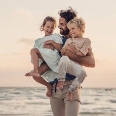 Beach Mini Session Photography, Family Photo Colors, Family Photoshoot Poses, Photography Mini Sessions, Beach Session, Family Beach Pictures, Beach Family Photos