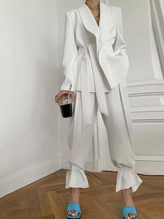 Slim Blazer, Fly Outfit, White Suit, Belted Blazer, Lace Pants, High Waist Fashion, Rock Design, Looks Chic, White Blazer