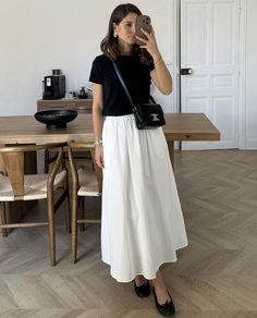 Minimalist Black And White Outfit, Black Linen Midi Skirt Outfit, White Skirt Black Top, Slingback Outfit, Minimal Summer Outfit, Linen Skirt Outfit, Skirt Outfit Fall, White Skirt Outfits, Outfits Of The Week