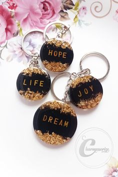 HOW TO MAKE RESIN KEYCHAINS? Aesthetic Souvenir Ideas, Resin Easy Ideas, Resin Circle Keychain, Easy Resin Keychain Ideas, Resin Art Design Ideas, Resin Art Quotes, Resin Crafts Keychain, Diy Resin Projects For Beginners, Unique Resin Keychain Ideas