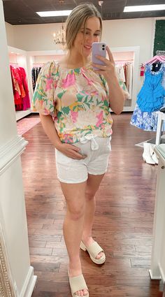 These bohemian linen shorts with pockets and a tie belt are officially the short of the summer! The material consists of 100% linen. Summer Blouse, Picnic In The Park, Summer Blouses, A Picnic, Beat The Heat, Back Neck, Woven Top, Fun Summer, Linen Shorts