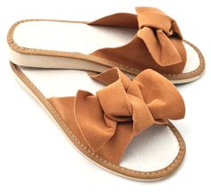 Women's bow sandals brown open toe house slides for ladies ☛ All Women's slippers at affordable prices link below:      https://www.etsy.com/pl/shop/StoreQR?ref=seller-platform-mcnav§ion_id=43366344 ✈ Shipping ( additional information ) Fast free worldwide shipping ( traceable in most countries ) . ⌚ Delivery time ( statistics ) US +/- 8_11 day Full tracked / express EU +/- 4_8 day Full tracked / standard ( Germany +/- 3_5 day ) Canada, Mexico, Brasil, Australia - 21 day / standard Turkey, Israe Slides For Ladies, House Slide, Mountain Style, Sandals Brown, Bow Sandals, Warm Slippers, Women's Slippers, Brown Sandals, Mens Slippers