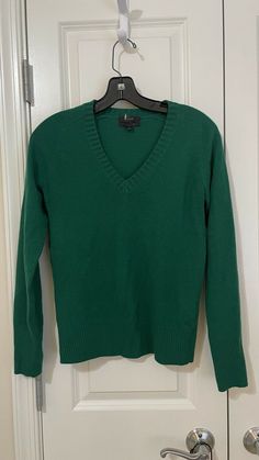 J Crew Green XS Cashmere Wool Classic-Fit V Neck Sweater. Green V Neck Sweater, Cashmere Wool, Neck Sweater, Vneck Sweater, Mens Long Sleeve, J Crew, Long Sleeve Tshirt Men, Long Sleeve Tshirt, Cashmere