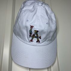 From American Eagle Never Worn Baseball Hat! Trendy Short Brim Dad Hat For Spring, Adjustable Short Brim Dad Hat For Spring, Adjustable Brimmed Dad Hat For Spring, Spring Adjustable Dad Hat With Short Brim, White Snapback Baseball Cap For Spring, Trendy White Baseball Cap With Short Brim, Trendy White Hats For Spring, Trendy White Spring Hat, Spring Casual Baseball Cap, One Size