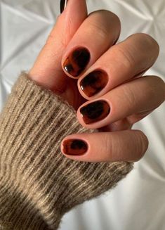 Tortoiseshell nail ideas. Cute Short Nails, November Nails, Fall Manicure, Short Nail, Thanksgiving Nails, Short Nail Designs, Neutral Nails, Funky Nails