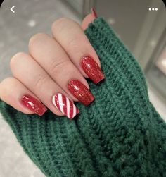 Christmas Nail Designs Not Acrylic, December Nails Green And Red, Nail Ideas Simple Christmas, Red Candy Cane Christmas Nails, Xmas Nails Candy Canes, Candy Came Nails Design, Easy Nail Art For Christmas, Christmas Nail Designs Candy Cane, Christmas Nails Red Candy Cane