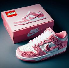 Stap in de wereld van speelse stijl met deze roze Nike Dunk van LEGO! 👟💖 Een perfecte mix van sportieve flair en creatieve fun. #NikeDunk #LEGOFashion #PlayfulStyle Pretty Sneakers, Preppy Shoes, All Nike Shoes, Cool Lego Creations