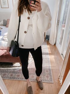 20 Maternity Outfit Ideas For Winter - The Mama Notes Bump Style Winter Casual, Maternity Leggings Outfit Fall, Second Trimester Outfits Winter, Pregnancy Business Casual, Rainy Day Maternity Outfit, Pregnancy Looks Winter, Work Maternity Outfits, Pregnant Style Winter, Maternity Fashion Fall/winter