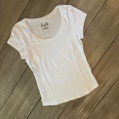 Aveto Scoop Neck Tee 95% Cotton/ 5% Spandex Size Large Fits More Like A Small Nwot Basic Stretch Scoop Neck Top, Basic Stretch Top With Scoop Neck, Fitted Basic Scoop Neck Top, Basic Scoop Neck Tops, Fitted Scoop Neck Basic Top, Casual White Seamless T-shirt, Simple Fitted Tops, Scoop Neck Tee, Scoop Neck