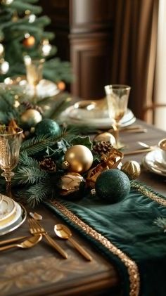 Green Xmas Table Setting, Black Gold And Green Centerpiece, Green And Gold Christmas Party Decor, Dark Green Christmas Tablescape, Christmas Green Table Decorations, Christmas Table Runner Decoration Ideas, Black Gold Emerald Decor, Christmas Table Green And Gold, Green And Gold Christmas Table Setting